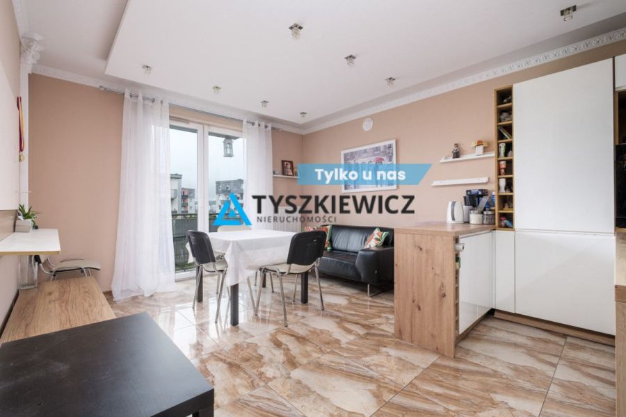 3 pokoje i ogólnodostępne miejsca postojowe