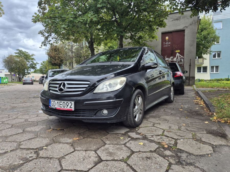 Mercedes-Benz B 180