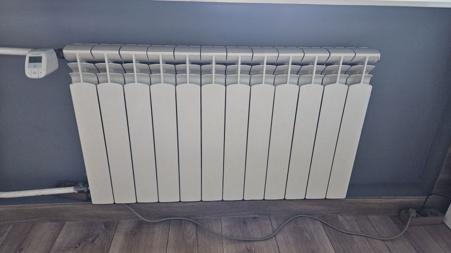 Grzejniki aluminiowe KFA białe, stan bdb - 10 sztuk (117 żeberek): zdjecie 99475032