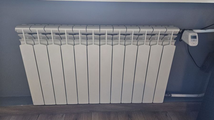 Grzejniki aluminiowe KFA białe, stan bdb - 10 sztuk (117 żeberek): zdjecie 99475034