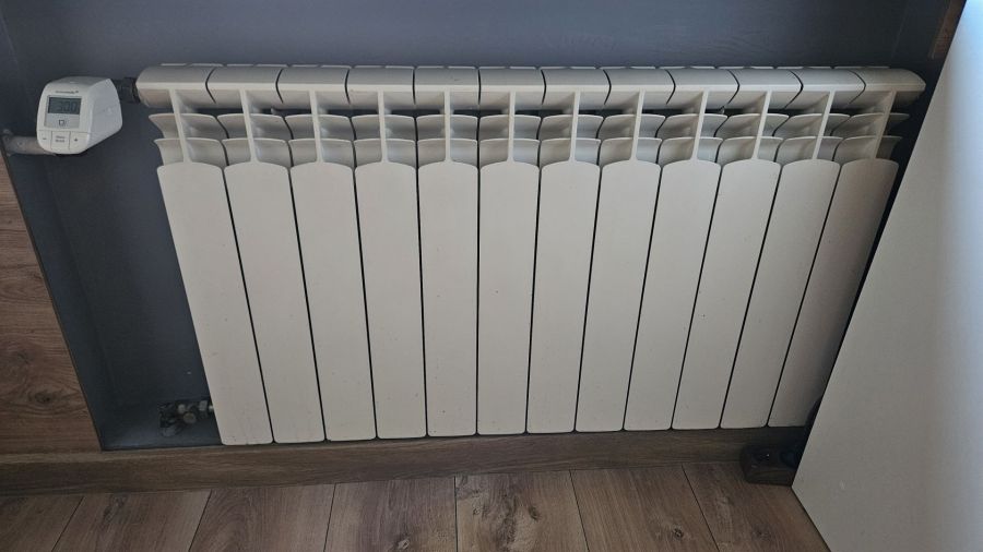 Grzejniki aluminiowe KFA białe, stan bdb - 10 sztuk (117 żeberek): zdjecie 99475035