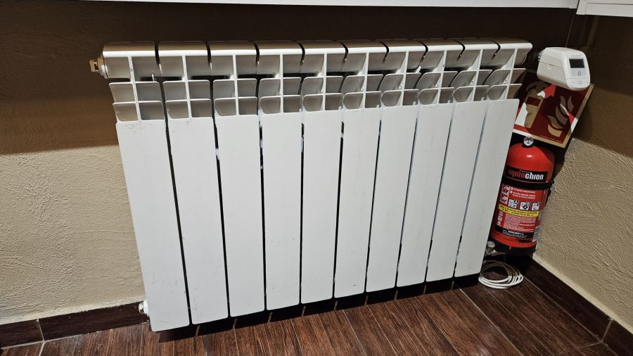 Grzejniki aluminiowe KFA białe, stan bdb - 10 sztuk (117 żeberek): zdjecie 99475036