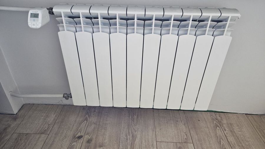 Grzejniki aluminiowe KFA białe, stan bdb - 10 sztuk (117 żeberek): zdjecie 99475037