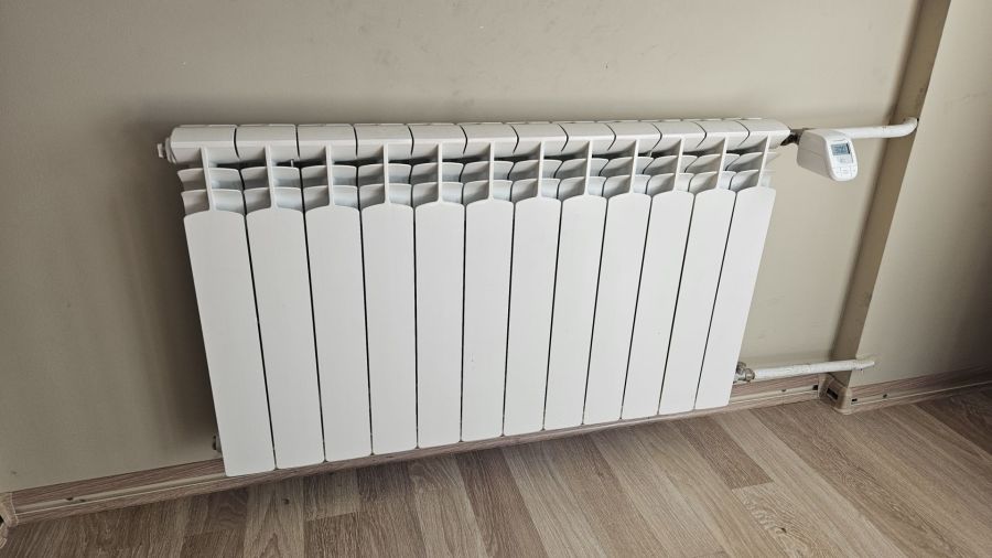 Grzejniki aluminiowe KFA białe, stan bdb - 10 sztuk (117 żeberek): zdjecie 99475040