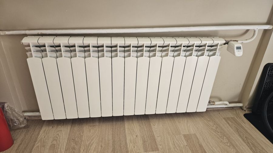 Grzejniki aluminiowe KFA białe, stan bdb - 10 sztuk (117 żeberek): zdjecie 99475041