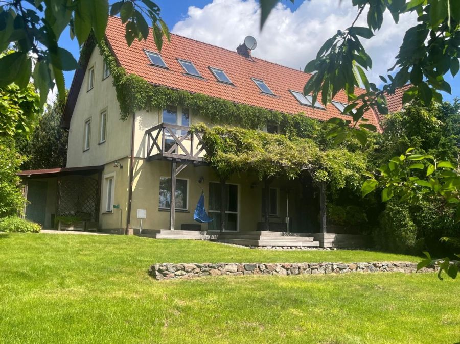 Dom jednorodzinny w zabudowie szeregowej (segment skrajny), duży ogród: zdjecie 99496610