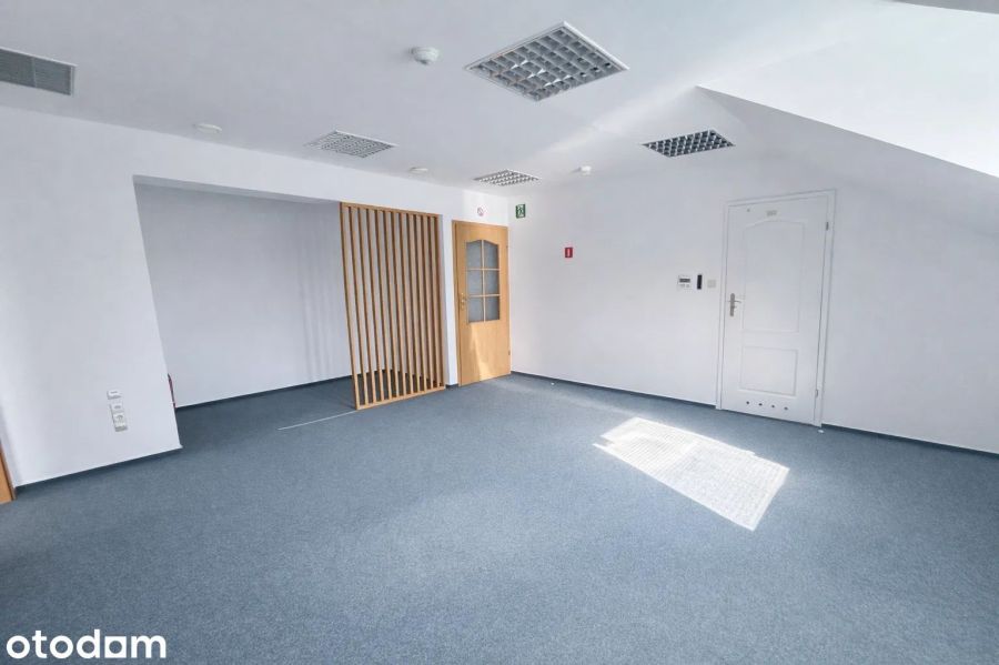Biuro 57 m², cena z opłatami i miejscem parkingowym.