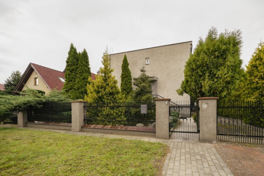 Dwa domy na działce w dobrej lokalizacji Redy