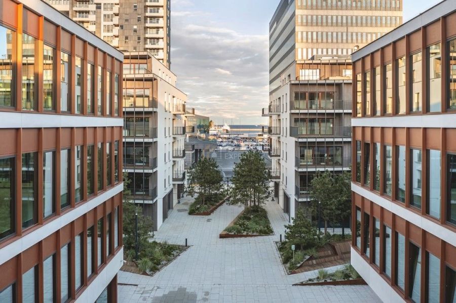 Biurko w coworkingu,  Waterfront z widokiem na mor: zdjecie 99542623