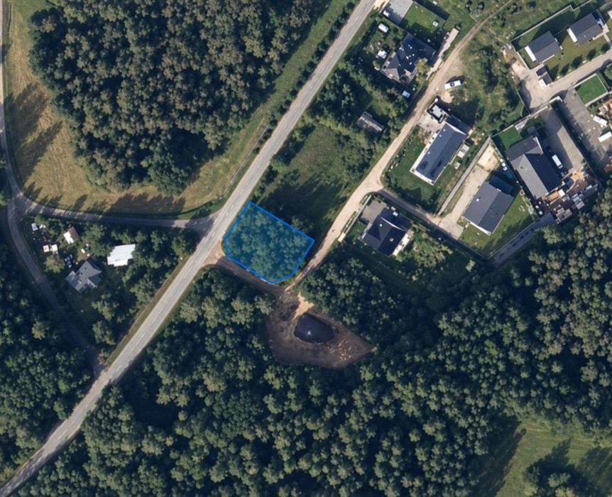 Działka 598 m&sup2; w Zbychowie. Las i jeziora.