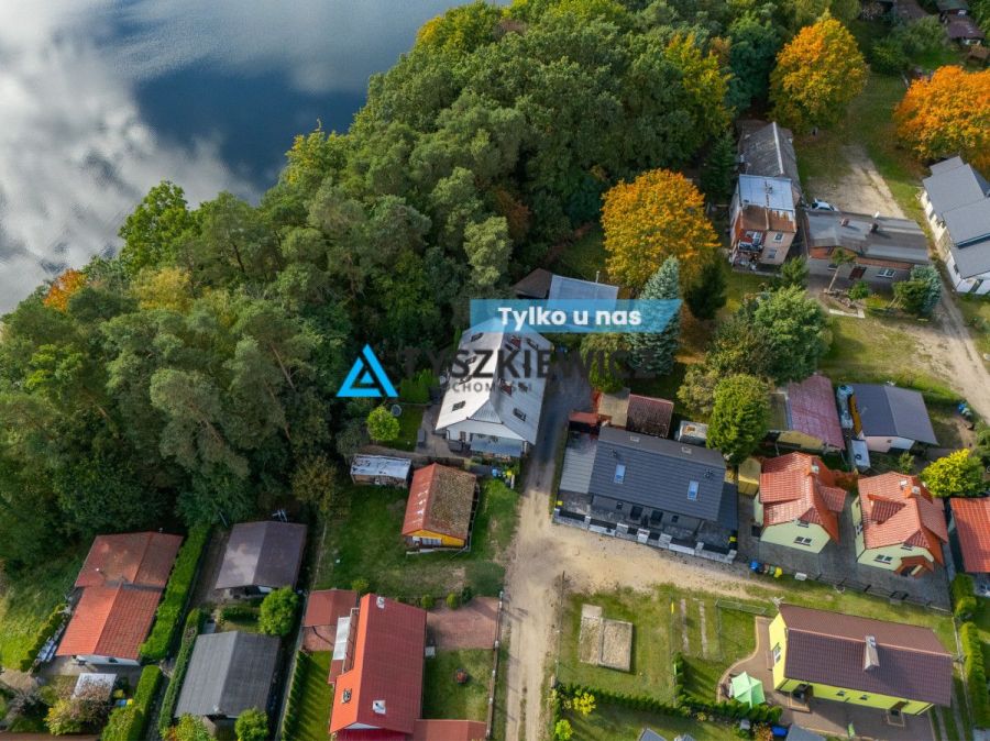 Urokliwy dom w zabudowie bliźniaczej nad jeziorem
