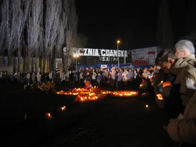 Krzyż ze świeczek - plac Trzech Krzyży (06.04.2005)