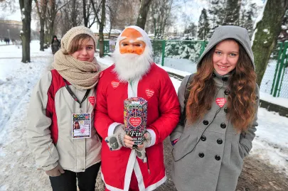 Wolontariusze z puszkami