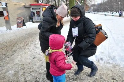 Zbieranie pieniążków do puszek