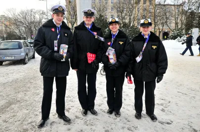 Wolontariusze z puszkami