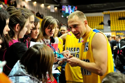 Łukasz Koszarek rozdaje autografy