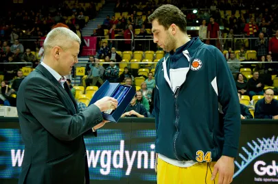 Michał Kaczorowski wręcza nagrodę Adamowi Hrycaniukowi