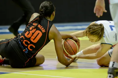 Magdalena Ziętara i Nnemkadi Ogwumike walczą o piłkę