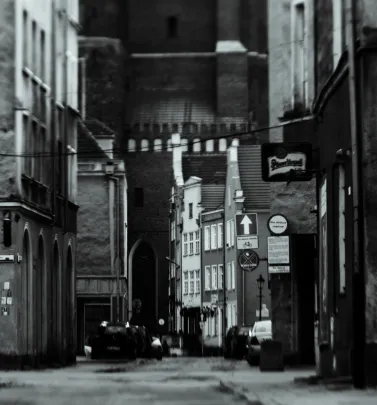 Spojrzenie na wskroś Głównego Miasta.  W tle kościół mariacki. 