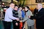 Małgorzata Chmiel wręcza nagrody przedstawicielom klubów UKS de la Salle, UKS Bursztyn, MKS Atleta