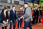 Adam Korol wręcza nagrody judokom SGKS Wybrzeże Gdańsk