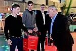 Mirosław Zdanowicz wręcza nagrody florecistom Sietom AZS AWFiS