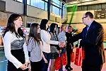 Paweł Adamowicz wręcza nagrody wyróżnionym wioślarkom AWFiS Gdańsk