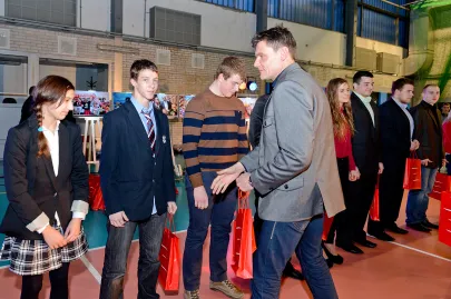 Adam Korol wręcza nagrody judokom SGKS Wybrzeże Gdańsk