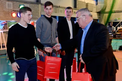 Mirosław Zdanowicz wręcza nagrody florecistom Sietom AZS AWFiS