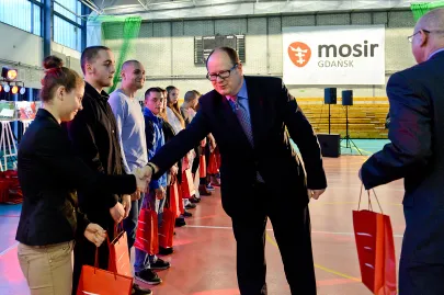 Paweł Adamowicz wręcza nagrody dla judoków AWFiS