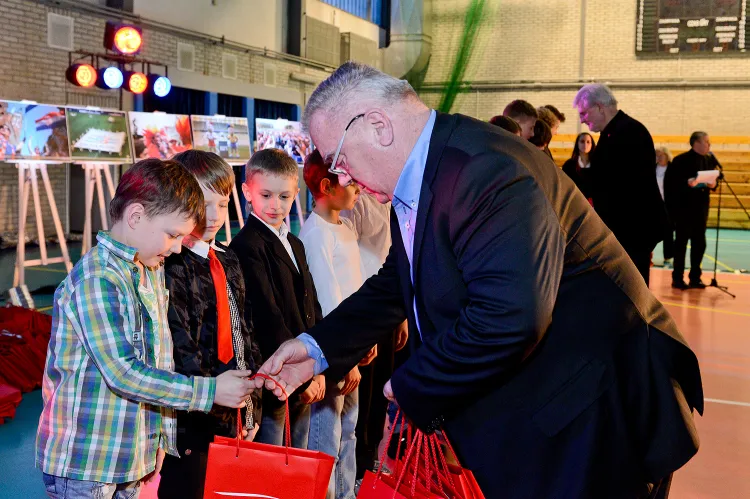 Mirosław Zdanowicz wręcza nagrody gimnastykom MKS Gdańsk