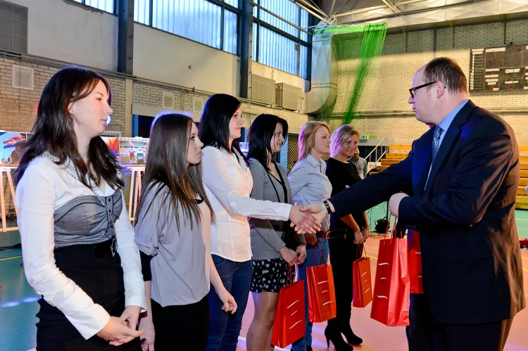 Paweł Adamowicz wręcza nagrody wyróżnionym wioślarkom AWFiS Gdańsk