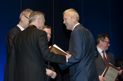 Michał Kaczorowski odbiera wyróżnienie