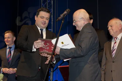 Paweł Orłowski wręcza nagrodę firmie Inwestpol Consulting