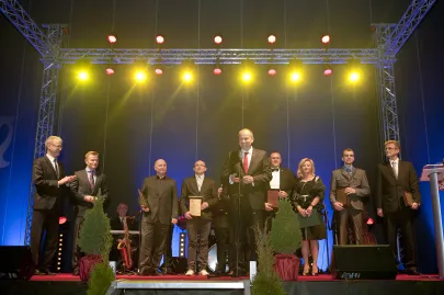 Aleksander Rusiecki oraz przedstawiciele wyróżnionych firm w kategorii Małe Przedsiębiorstwo