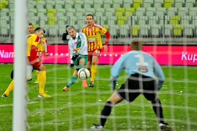 Paweł Buzała strzela do bramki