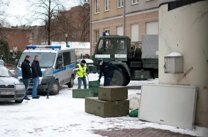 Wynoszona broń i amunicja z garażu przy kamienicy