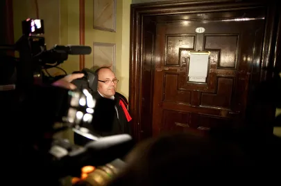 Prokurator przed salą sądową