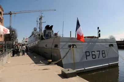 FRANCUSKI PATROLOWIEC "PLUVIER" ZACUMOWAŁ W GDAŃSKU