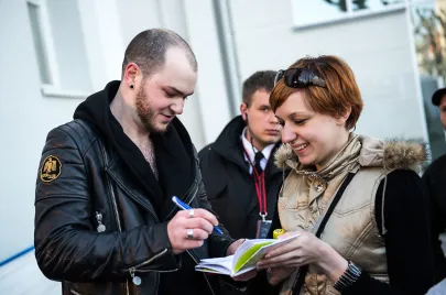 William Malcolm rozdaje autografy