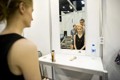 modelki przed wyjściem na wybieg