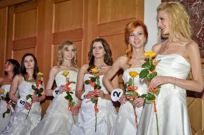 Pokaz w sukniach ślubnych