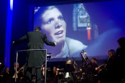 na ekranie wyświetlano fragmenty filmów 