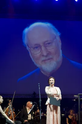 w tle John Williams, autor wiekszości kompozycji wieczoru