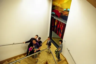 Wystawa malarstwa na jedwabiu Dory Hory w Muzeum Miasta Gdyni