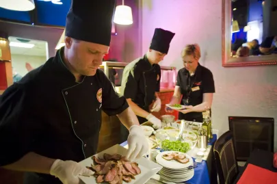 Szef kuchni Barbados Arek Czyżewski przygotowuje piwne zakąski