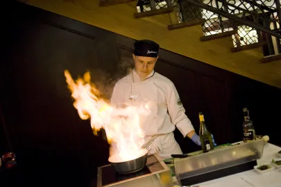 Flambirowanie krewetek w rumie i białym winie