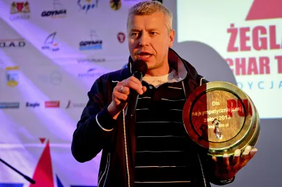 Prezes Trojmiasto.pl Michał Kaczorowski prezentuje nagrodę