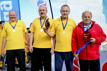W klasie O1 jacht TYGRYS II (załoga w żółtych koszulkach) był 2, a wygrał Bogdan Wrzesień z Master3