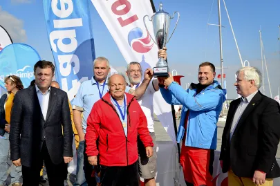 Dariusz Żółkiewicz, Bogdan Wrzesień, Marek Kowalski i Dawid Matysiak z Pucharem Trójmiasta